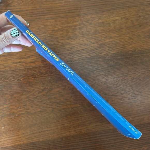 RARE Garfield Book - Garfield & His 9 Lives by Jim Davis Softcover 1984 - Picture 3 of 8